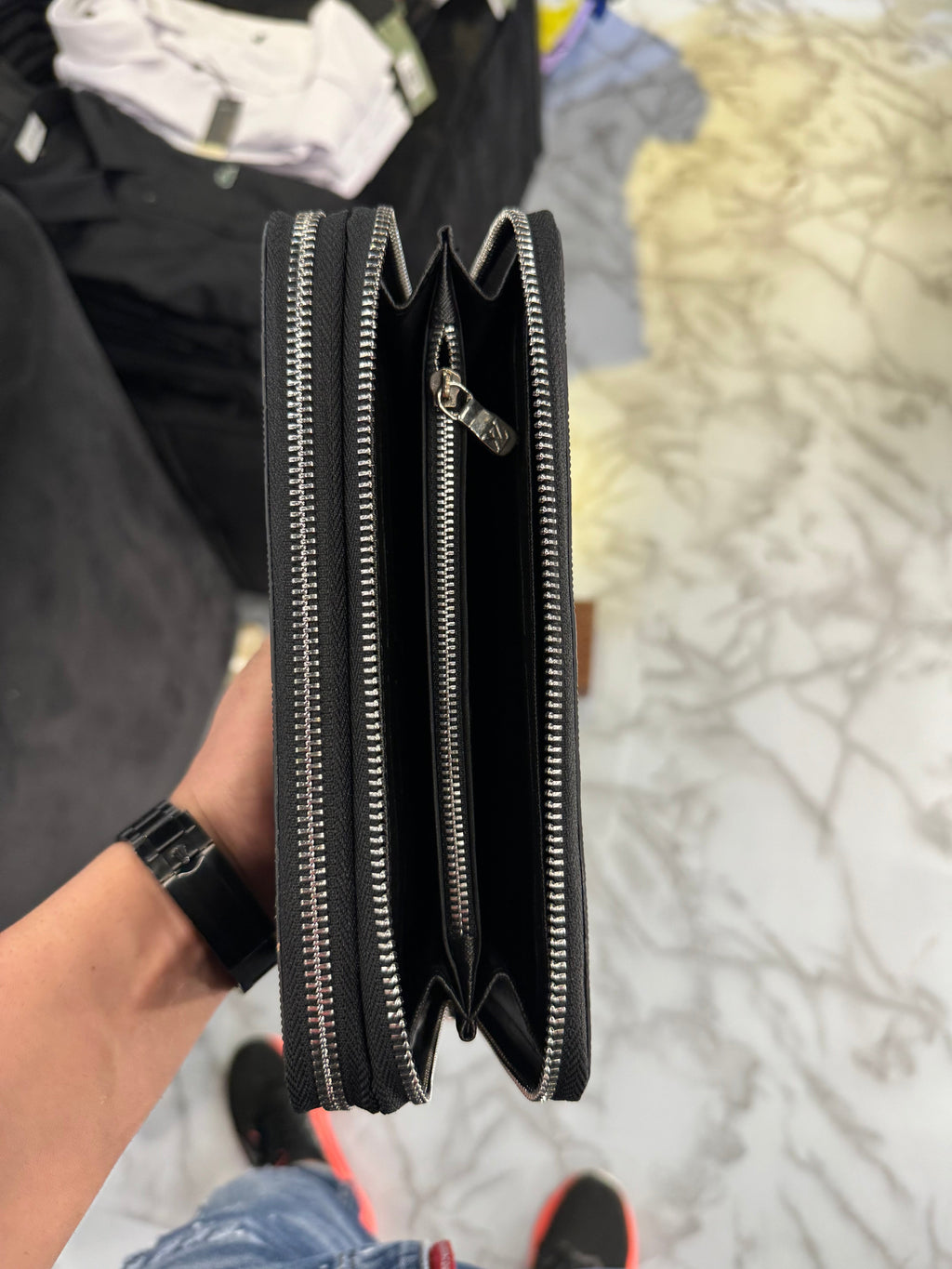 LOUIS VUITTON - ΠΟΡΤΟΦΟΛΙ